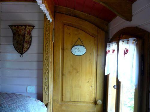La Cle Des Roulottes Hotel Pluvigner Buitenkant foto